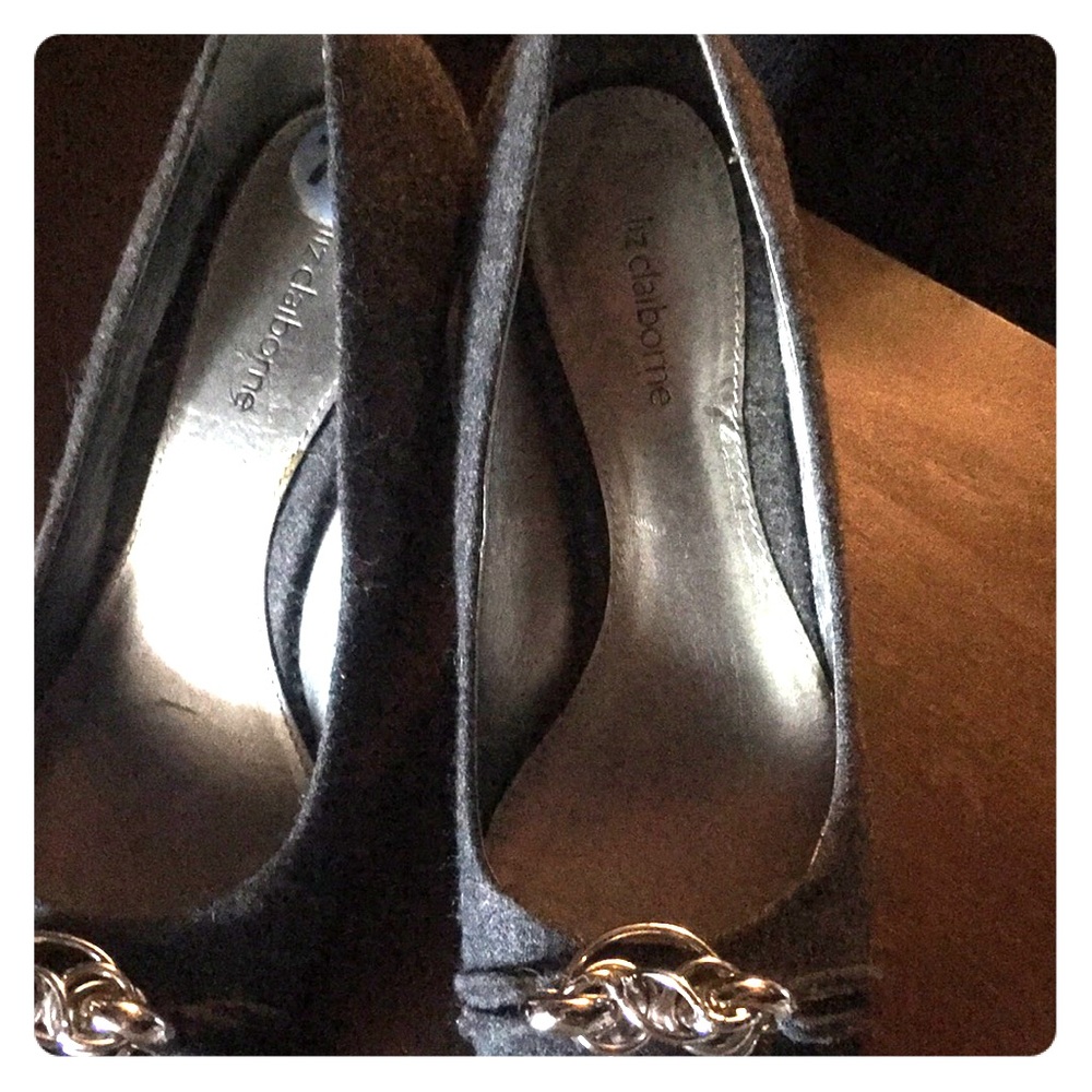Fashionable pumps, little bling. Round toe